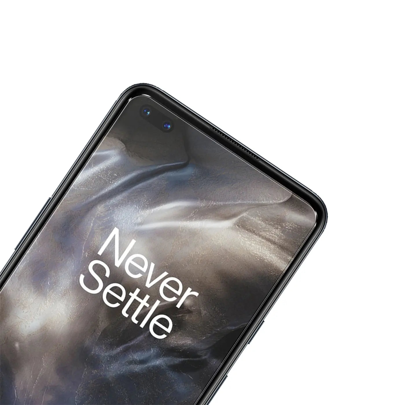 OnePlus Nord Handy mit schwarzem Panzerglas Displayschutz, schräg von oben rechts, auf weißem Hintergrund.