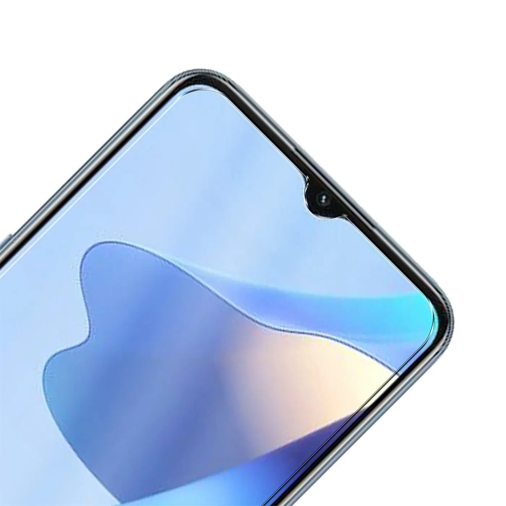 Nahaufnahme eines OPPO A16/A16s Smartphones mit Panzerglas-Displayschutz, schräg von oben, mit Notch für Kamera.