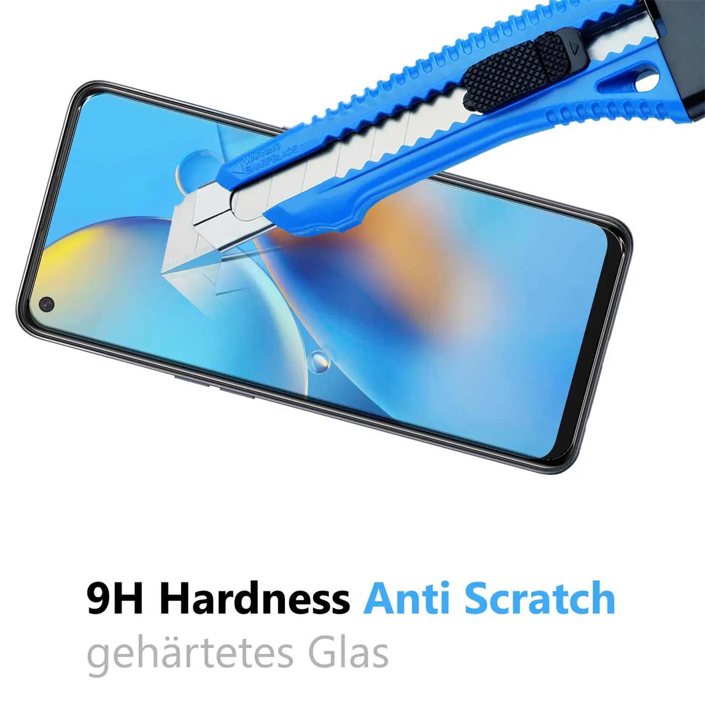 Blau-schwarzes Cuttermesser kratzt auf dem Display eines schwarzen Oppo A54 5G / A74 5G Smartphones.