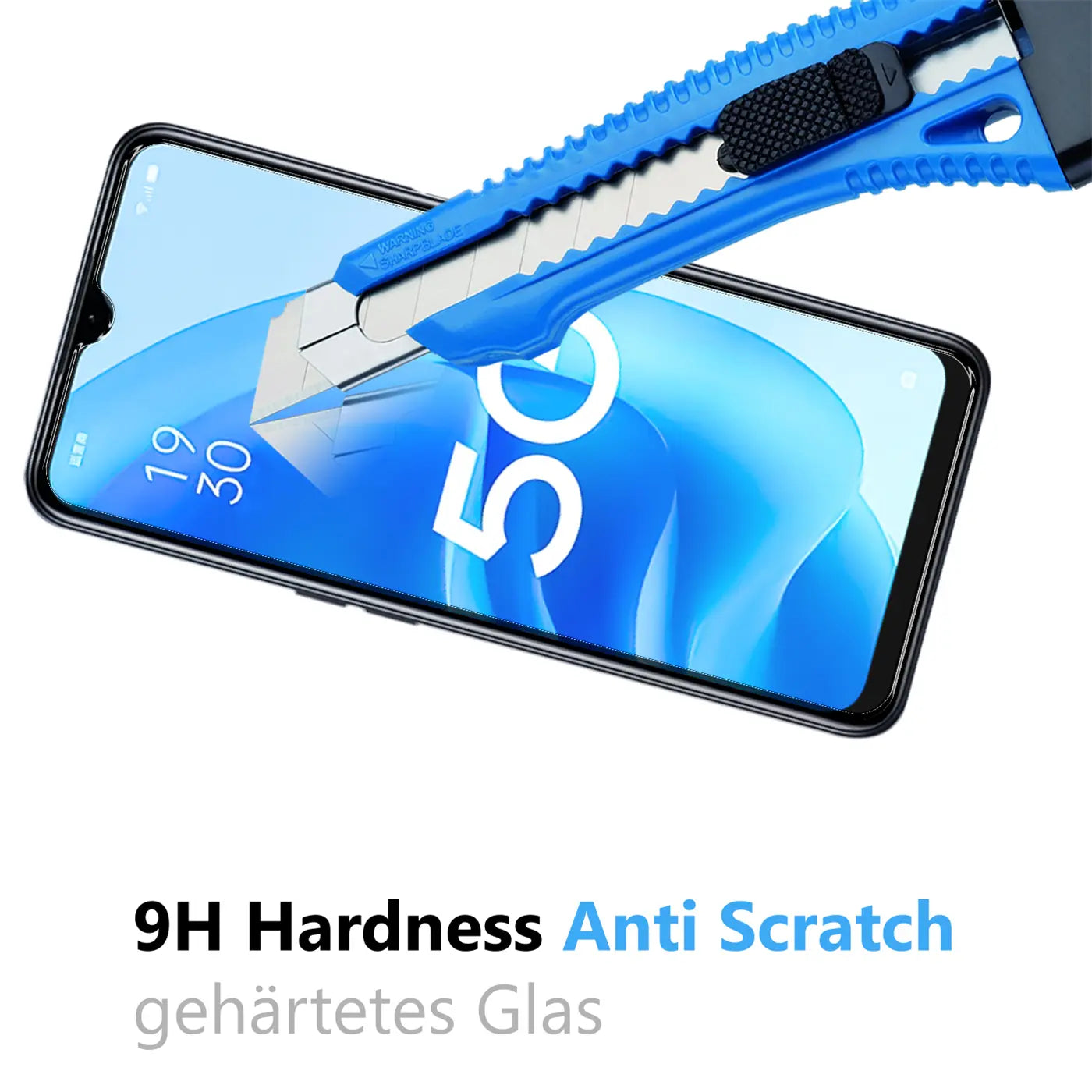 Blaues Cuttermesser auf dem Display eines schwarzen Oppo A55 5G, das die Kratzfestigkeit des Panzerglases demonstriert.