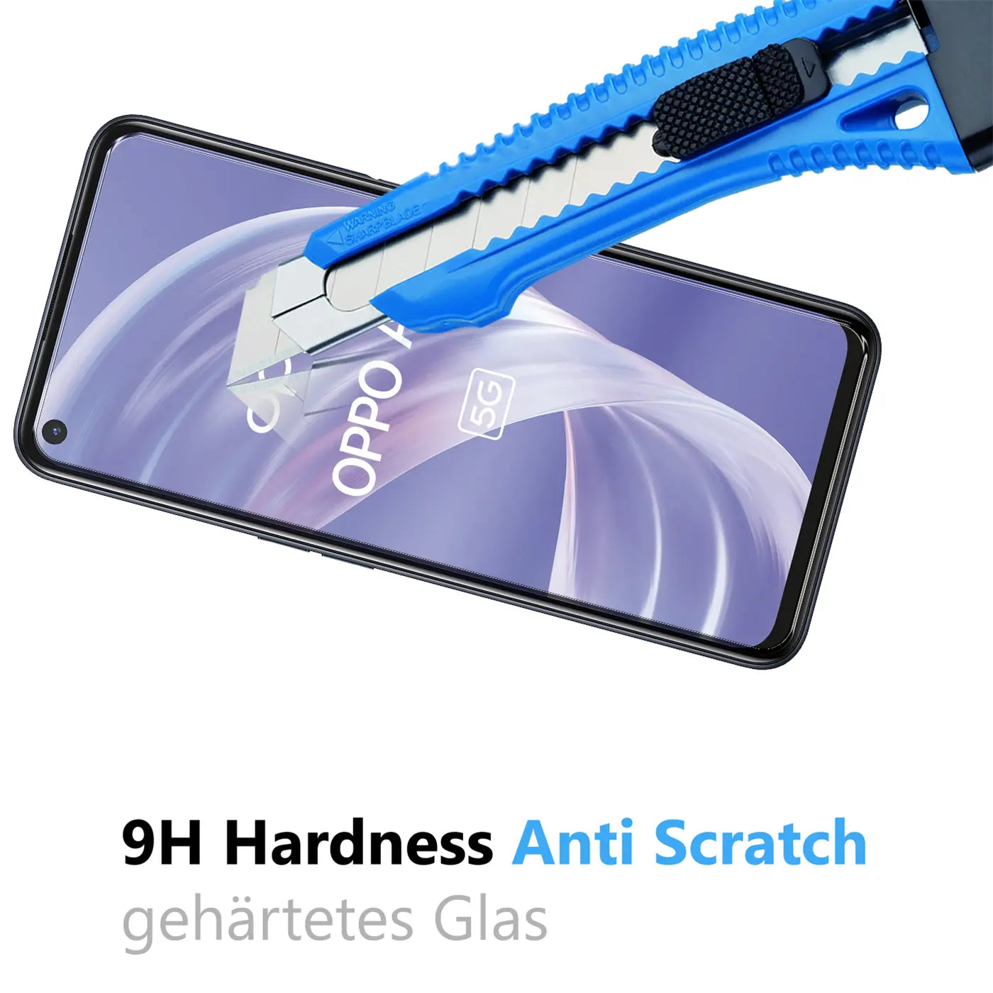 Schwarzes Oppo A73 5G Smartphone mit Panzerglas-Displayschutz, von oben rechts angeschnitten. Ein blauer Cuttermesser kratzt.