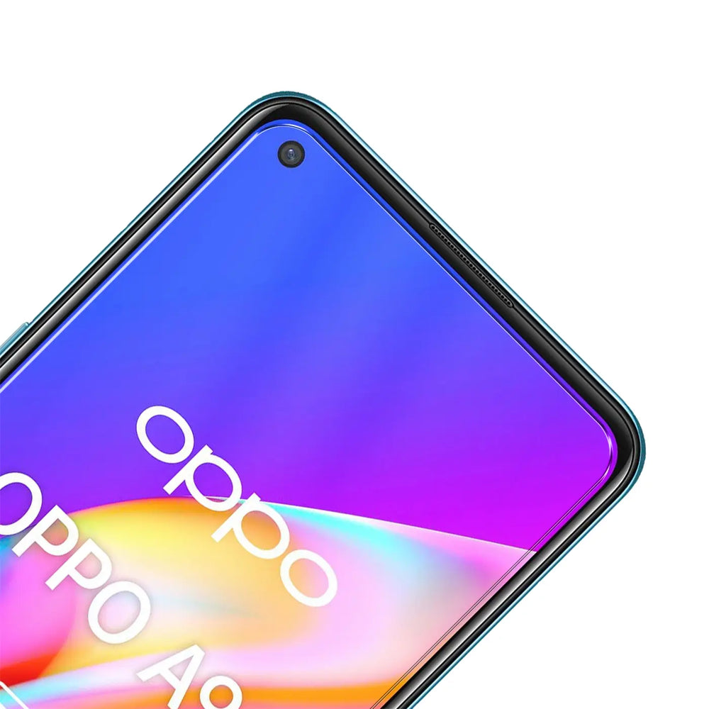 Nahaufnahme des oberen Teils eines blauen Oppo A94 5G Smartphones mit Display und Frontkamera, von oben rechts.