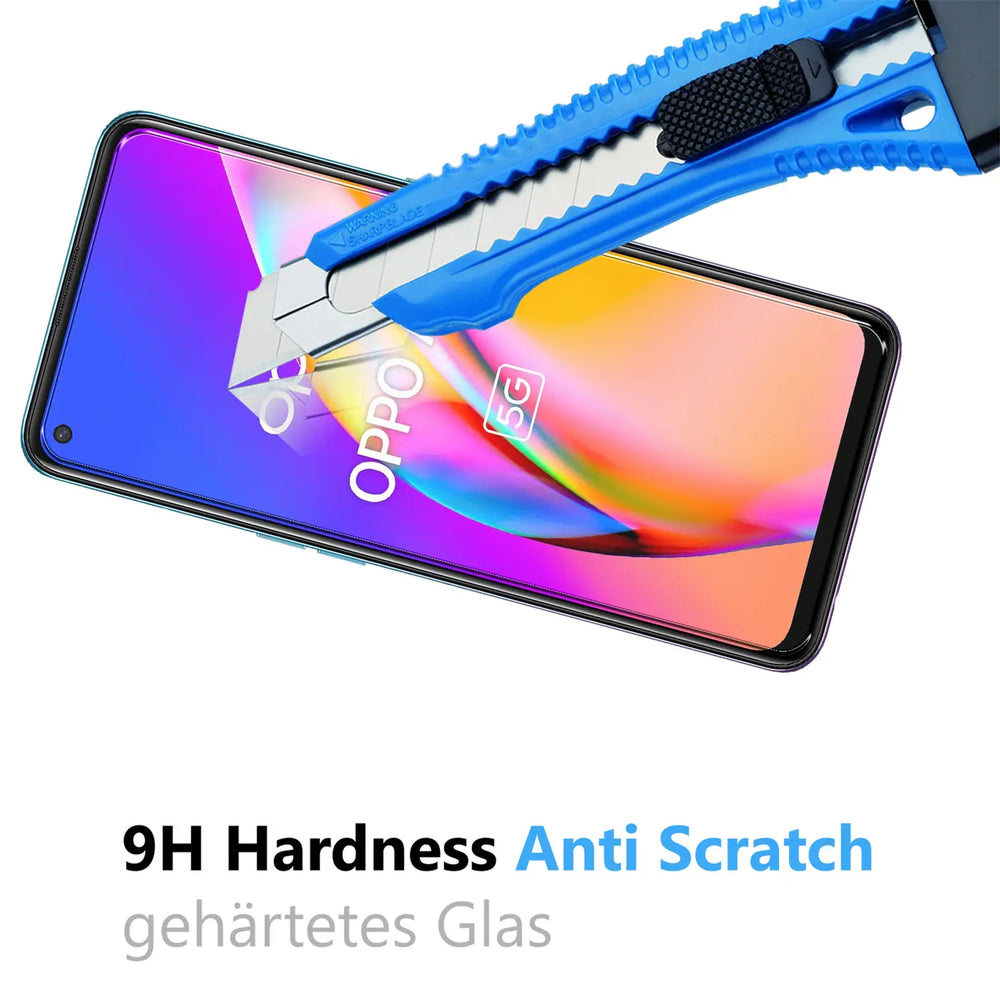 Blaues Cuttermesser auf dem Display eines schwarzen Oppo A94 5G Smartphones, das die Kratzfestigkeit des Panzerglases.