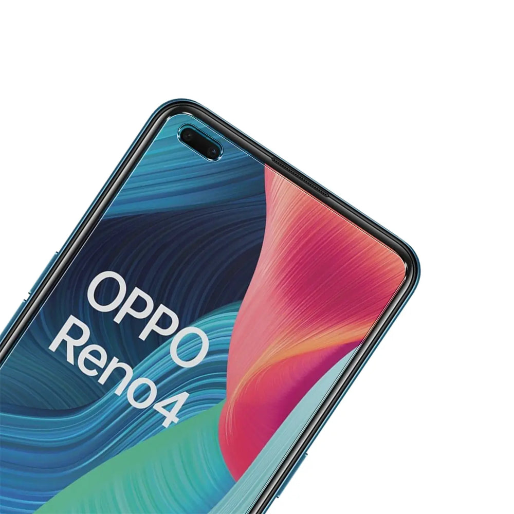 Nahaufnahme des oberen Bereichs eines schwarzen Oppo Reno 4 Smartphones mit Displayschutzfolie aus Glas, schräg von oben.