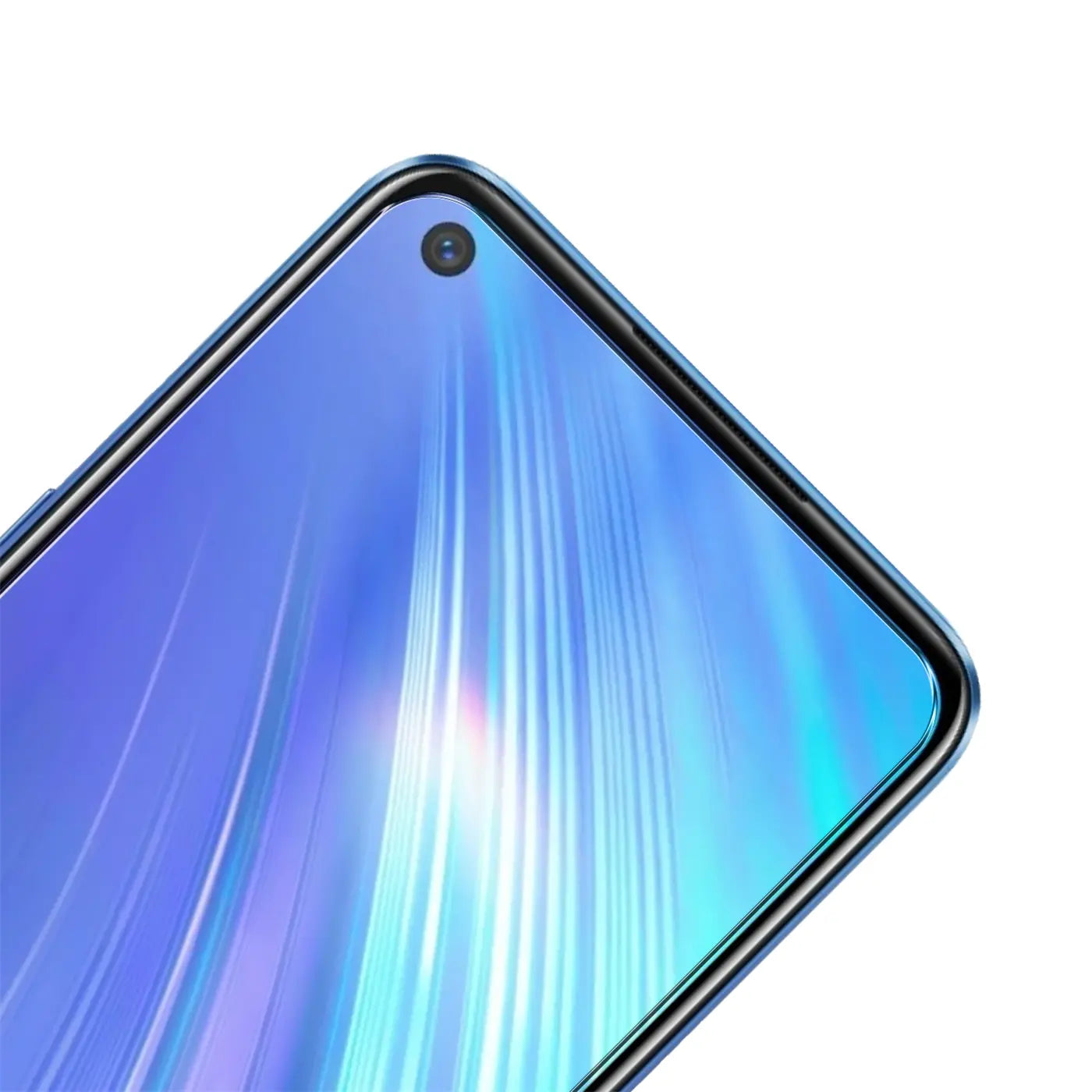 Nahaufnahme des oberen Bereichs eines blauen Realme 6/6S mit installiertem, transparentem Panzerglas Displayschutz.