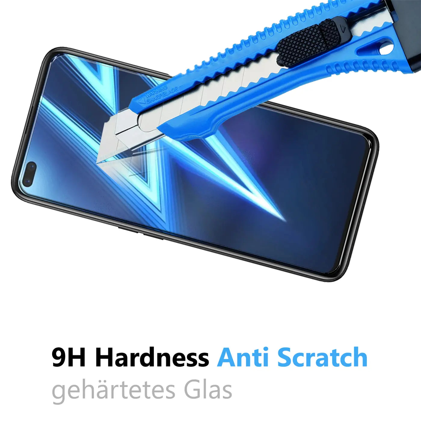 Blaues Cuttermesser auf dem Display eines schwarzen Realme 6 Pro Smartphones, das von oben links nach unten rechts liegt.