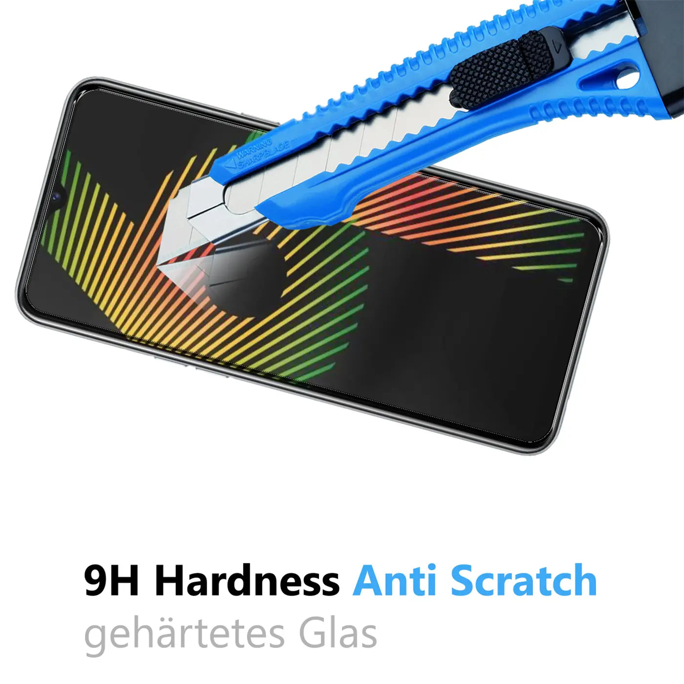 Blaues Cuttermesser auf Realme 6i Display mit Panzerglas, das keine Kratzer zeigt. Von oben links nach unten rechts.