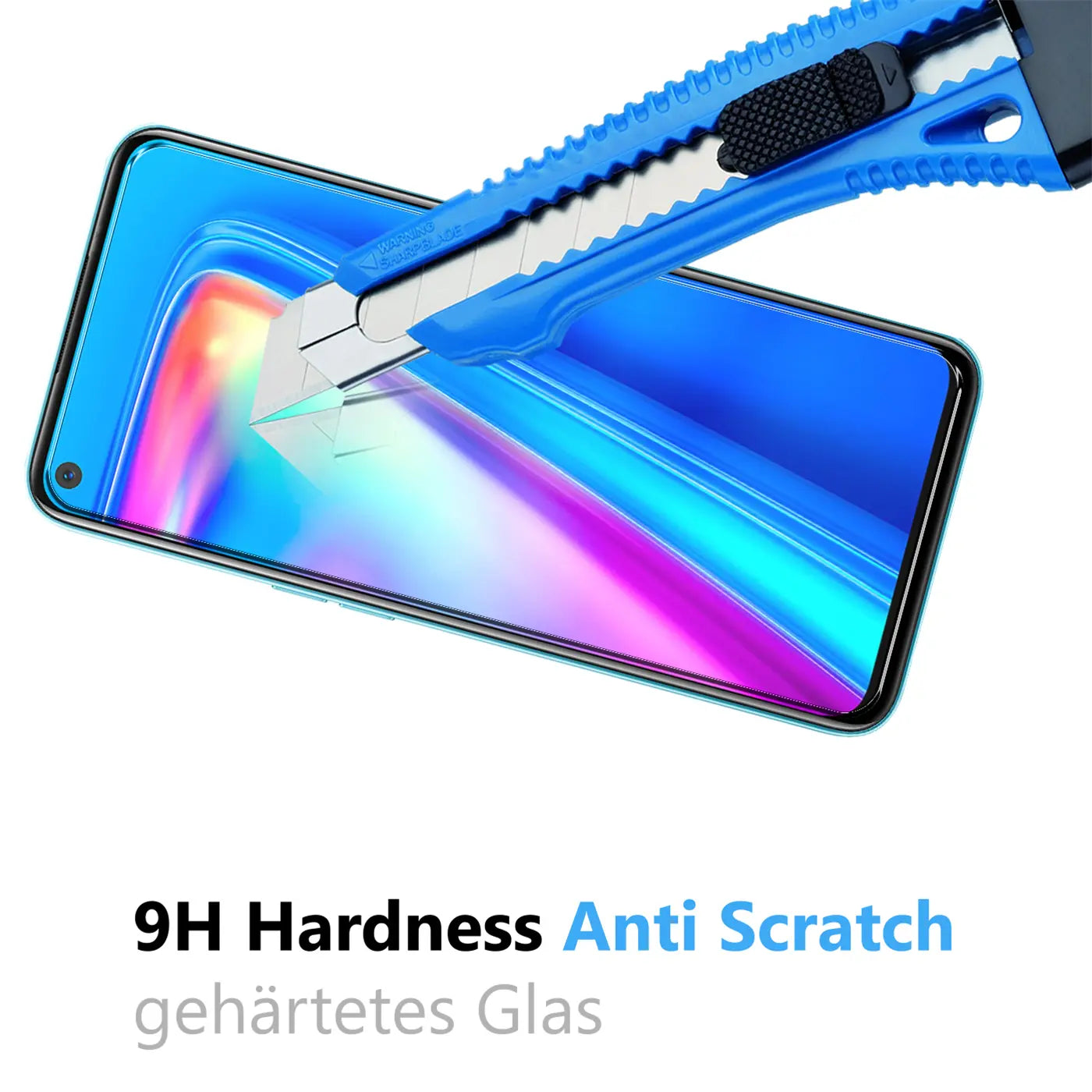 Blaues Cuttermesser auf Realme 7 5G Display mit Panzerglas, schräg von oben. Keine Kratzer sichtbar.