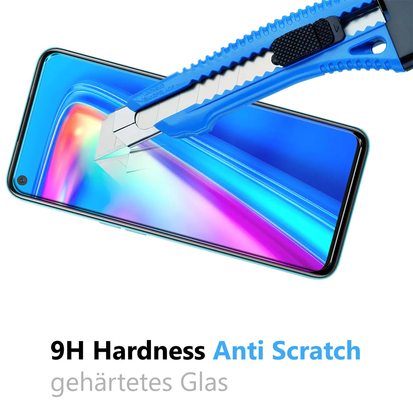 Blaues Cuttermesser kratzt auf dem Display eines Realme 7 Handys, das mit Panzerglas geschützt ist.