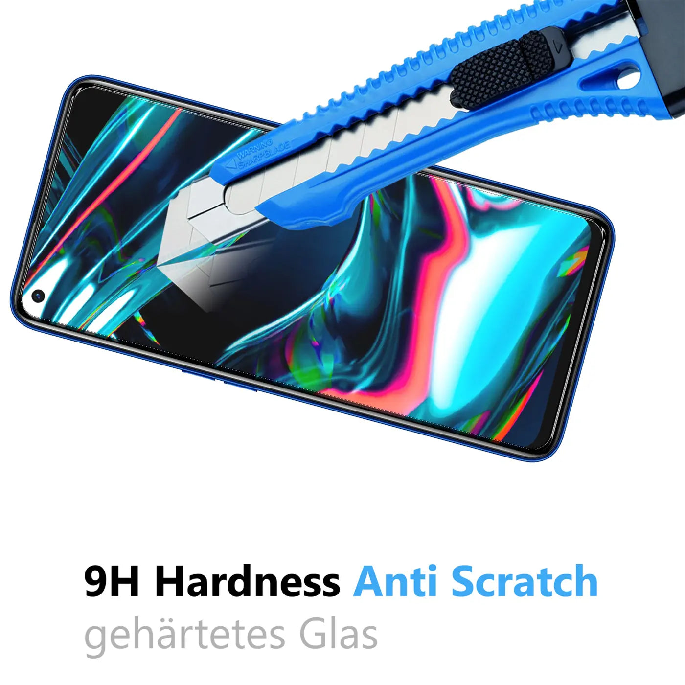 Blaues Realme 7 Pro mit Panzerglas-Displayschutz, von oben rechts schneidet ein blaues Cuttermesser auf das Display.