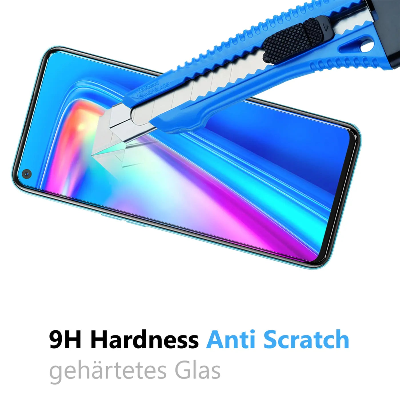 Blaues Cuttermesser kratzt auf dem Displayschutz eines Realme 7i Smartphones, ohne Spuren zu hinterlassen.