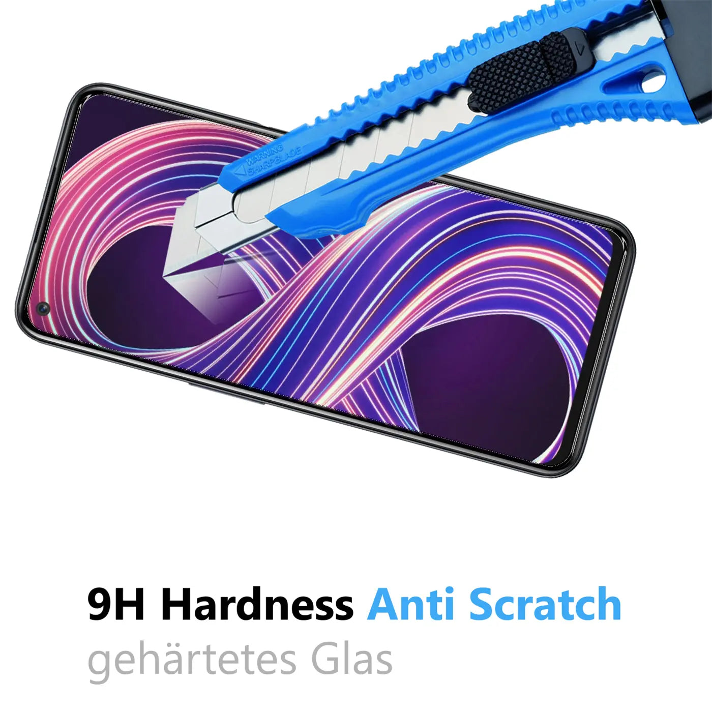 Blaues Cuttermesser kratzt auf dem Display eines schwarzen Realme 8 5G Smartphones. Blick von oben schräg.