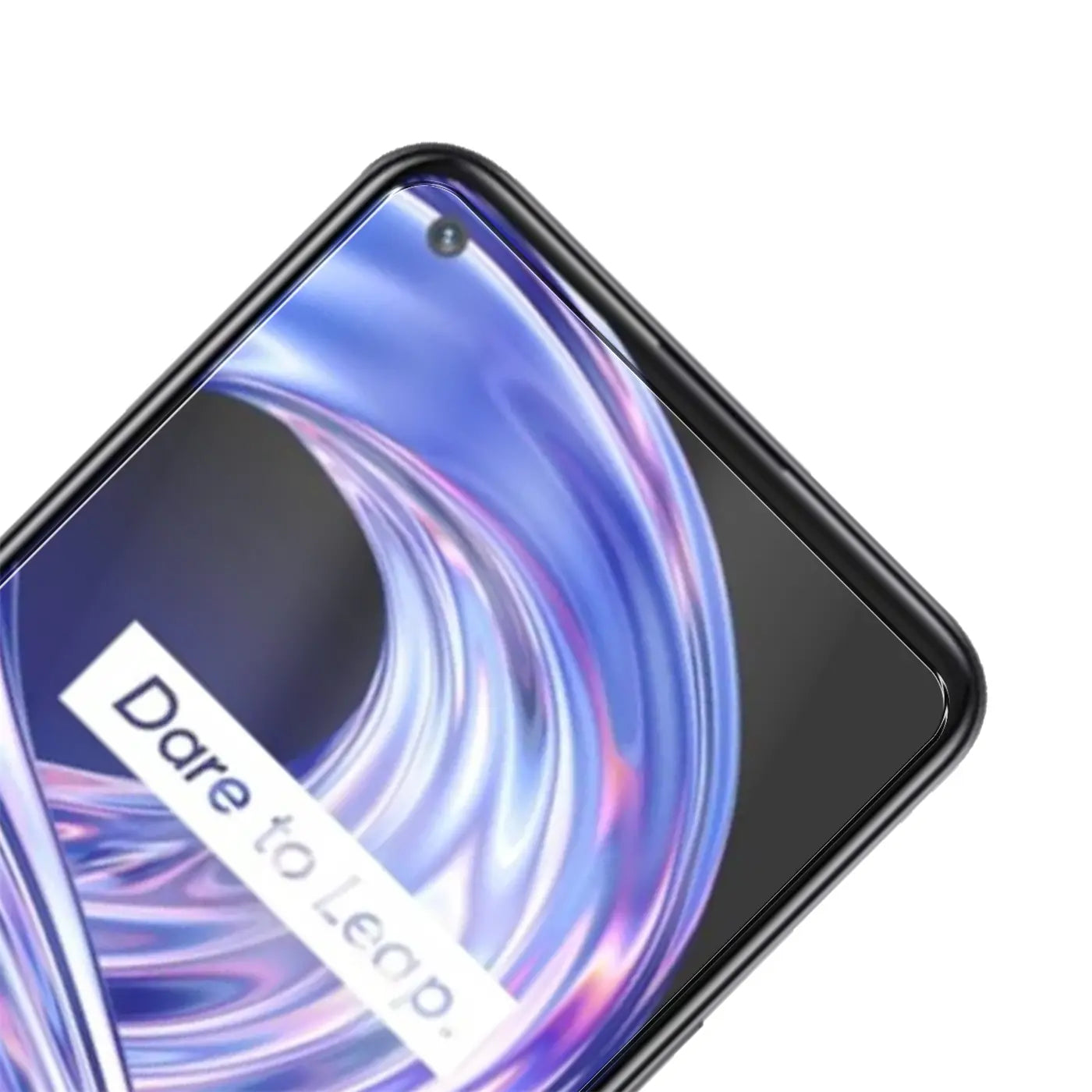 Nahaufnahme eines schwarzen Realme 8 / 8 Pro Smartphones mit Panzerglas-Displayschutz, schräg von oben.