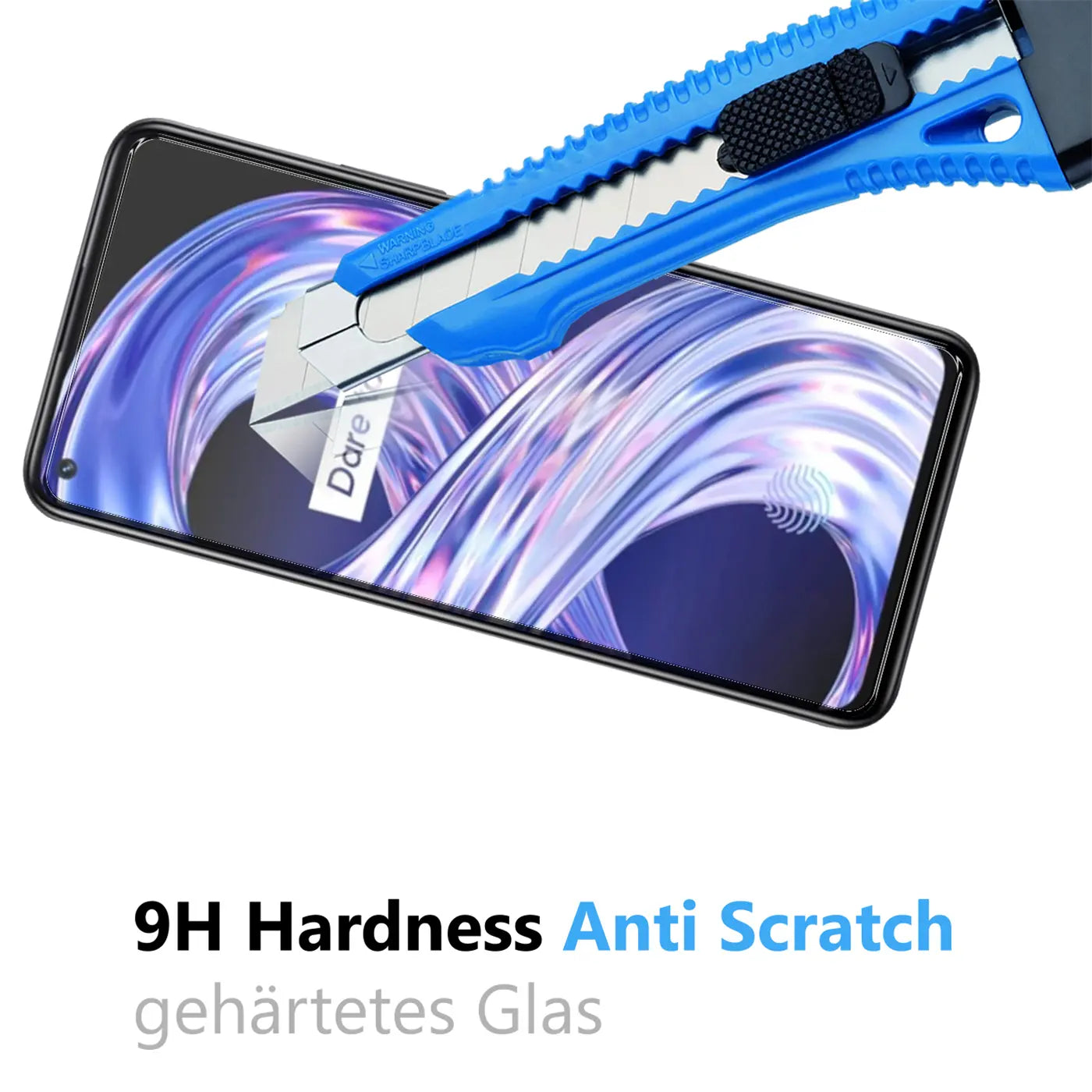 Blaues Cuttermesser auf dem Display eines schwarzen Realme 8 / 8 Pro Handys, von oben links nach unten rechts.
