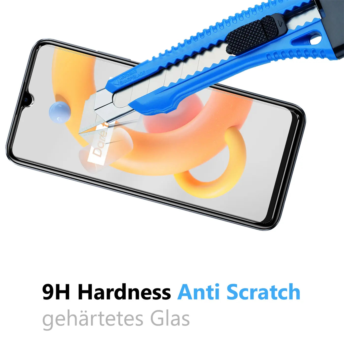 Realme C11 mit Panzerglas-Displayschutz, von oben rechts nach unten links, blaues Cuttermesser auf dem Display.