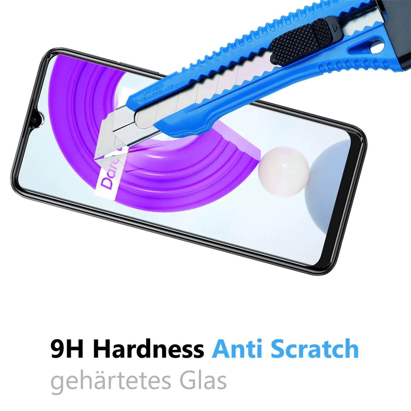 Realme C31 Smartphone mit blauem Cuttermesser auf Display, schräg von oben.