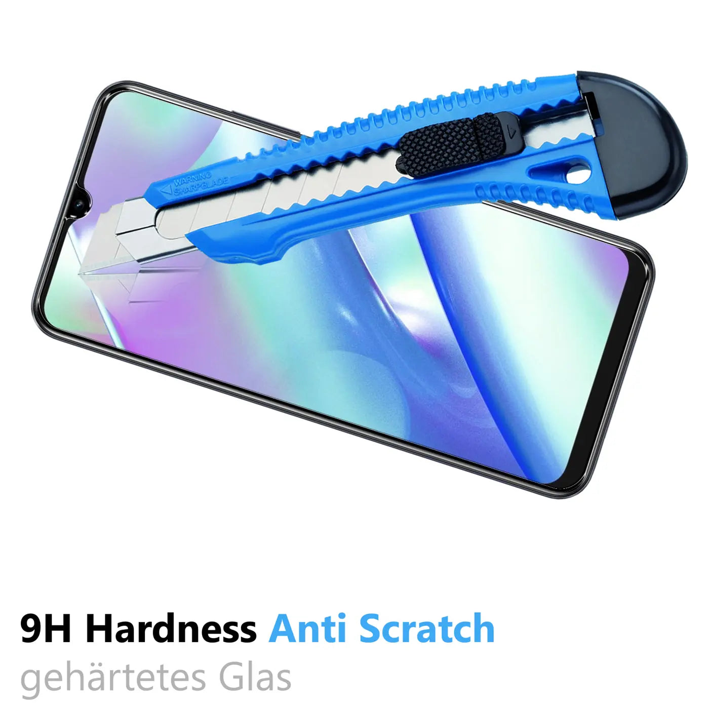 Blaues Cuttermesser auf dem Display eines schwarzen Realme C33 Handys, das von oben links nach unten rechts geneigt ist.