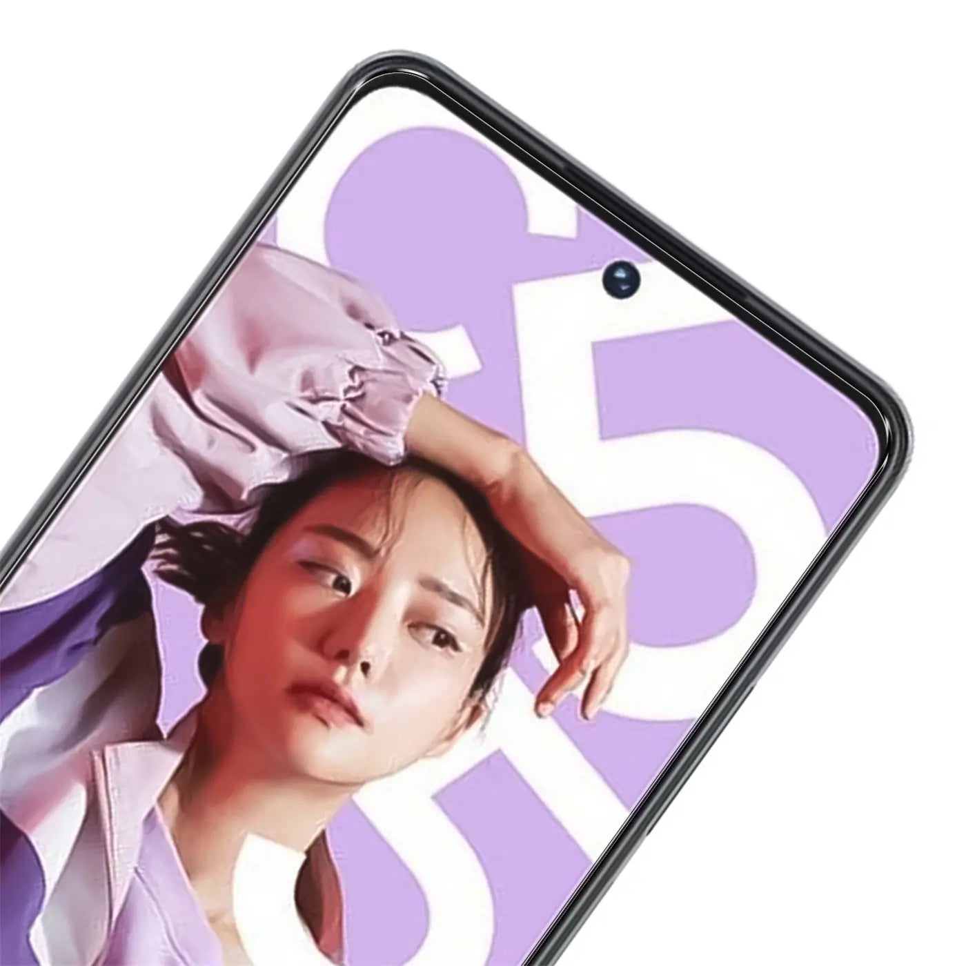 Nahaufnahme eines schwarzen Realme C55 Smartphones, schräg von oben. Das Display zeigt eine Frau vor lila Hintergrund.