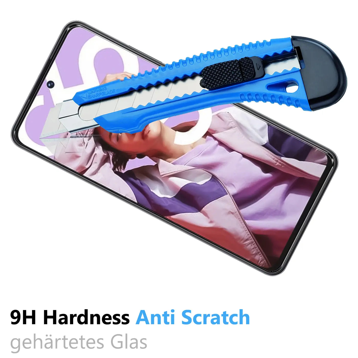 Realme C55 Handy mit blauem Cuttermesser auf dem Display. Das Messer liegt flach auf dem Panzerglas.