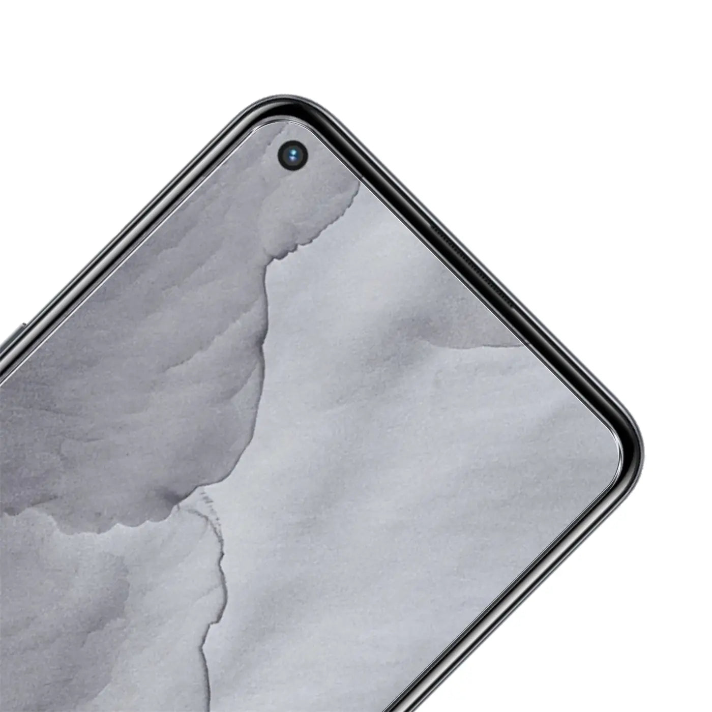 Oberer rechter Bereich eines schwarzen Realme GT 5G mit Displayschutz aus Glas und grauer Wolken-Hintergrund.