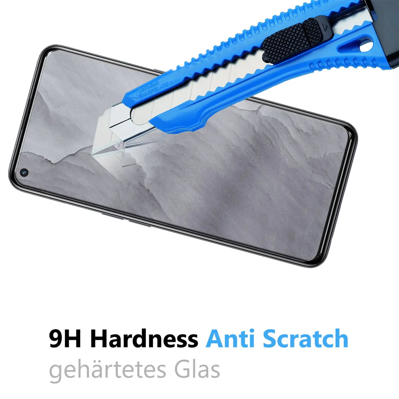 Blaues Cuttermesser auf dem Display eines schwarzen Realme GT 5G, das einen Panzerglas-Displayschutz trägt.