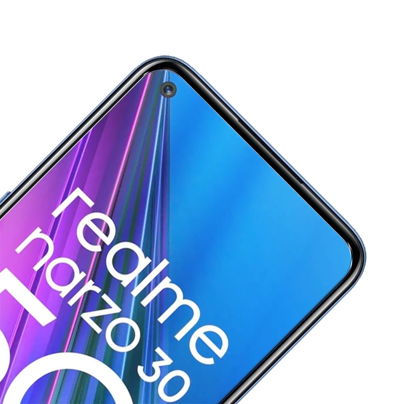 Nahaufnahme des oberen Bereichs eines schwarzen Realme Narzo 30 5G Smartphones mit Displayschutzfolie, schräg von oben.