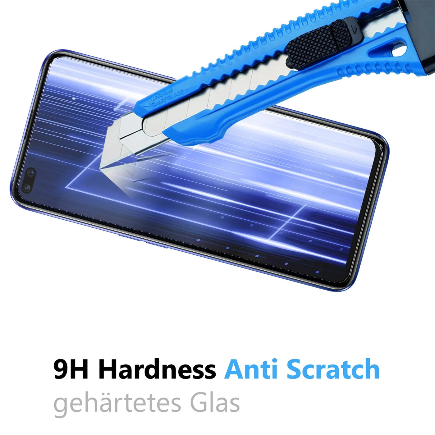 Blaues Cuttermesser mit silberner Klinge kratzt auf dem Displayschutz eines schwarzen Realme X50 5G / X3 Handys.