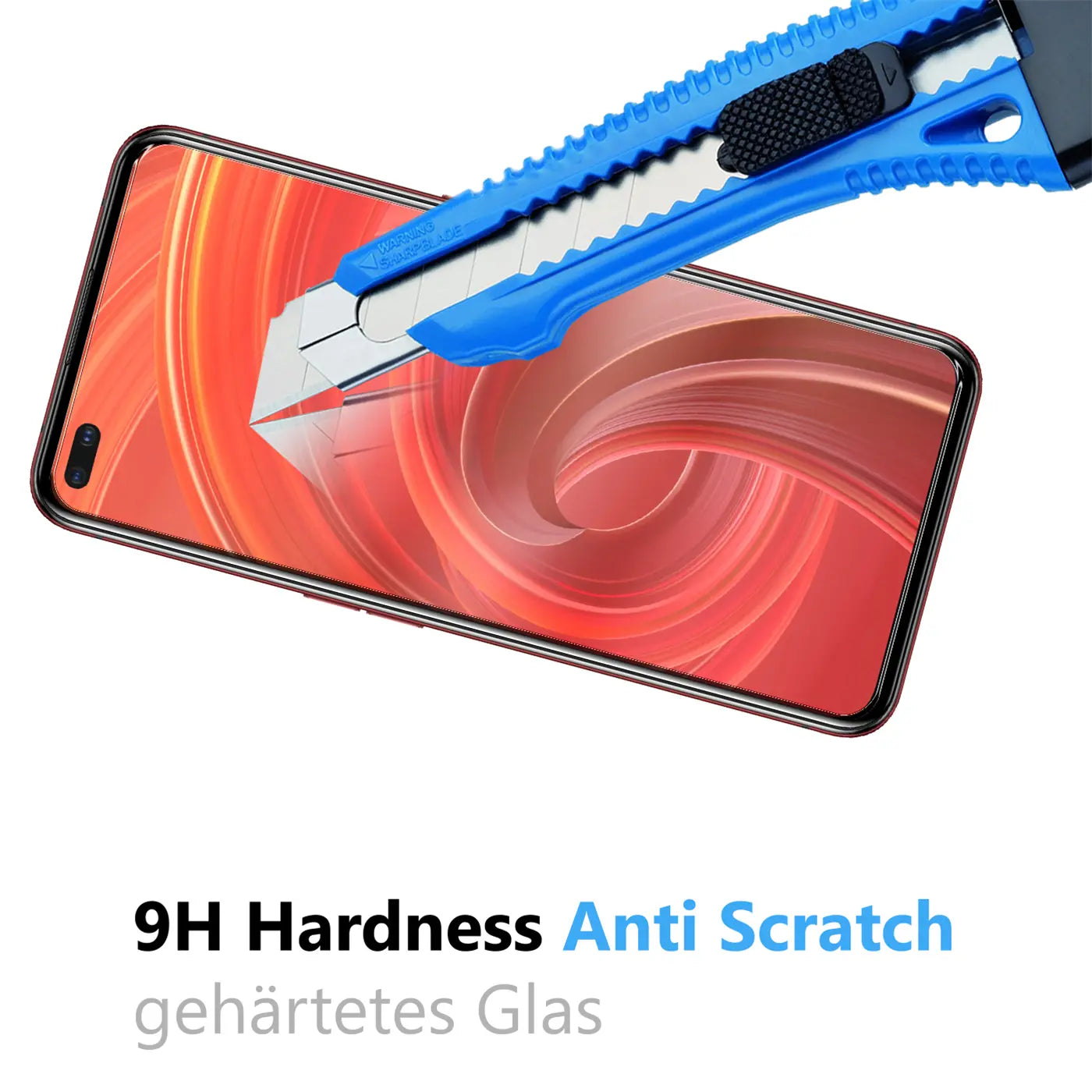 Blaues Cuttermesser kratzt auf dem Display eines schwarzen Realme X50 Pro Smartphones mit rotem Hintergrund, ohne Spuren zu.