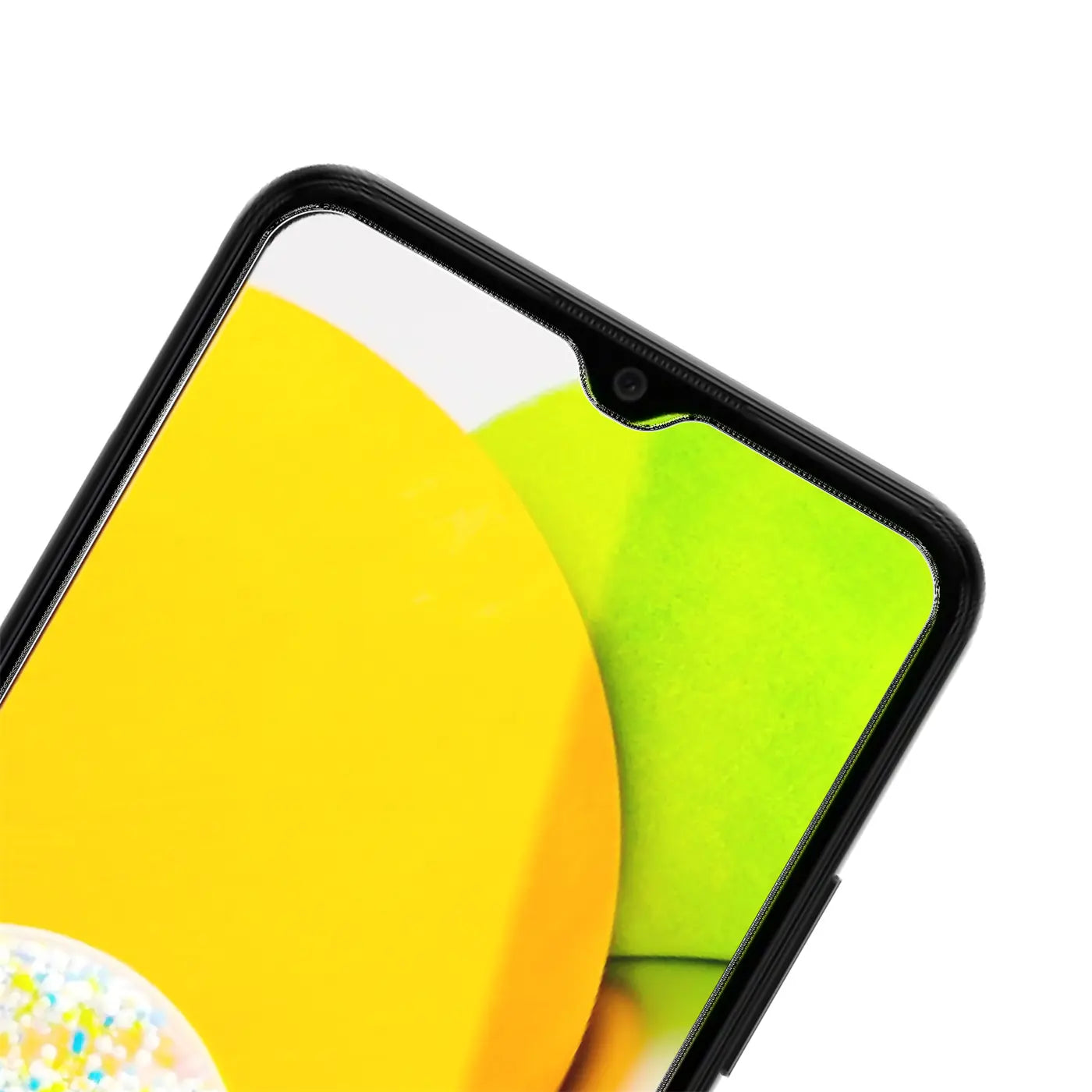 Nahaufnahme: Oberer rechter Bereich eines schwarzen Samsung Galaxy A03 mit Panzerglas-Displayschutz, schräg von oben.