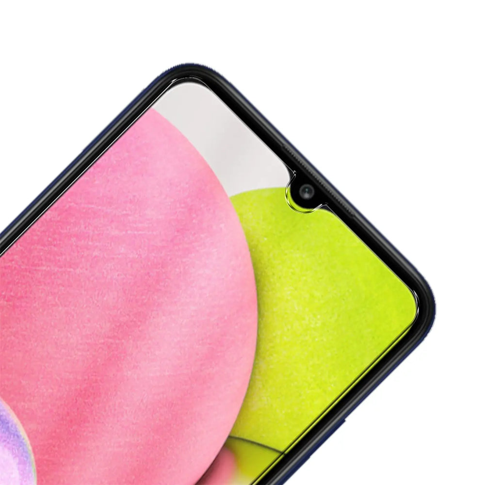 Nahaufnahme des oberen rechten Bereichs eines schwarzen Samsung Galaxy A03s mit pink-grünem Display und Frontkamera-Notch.