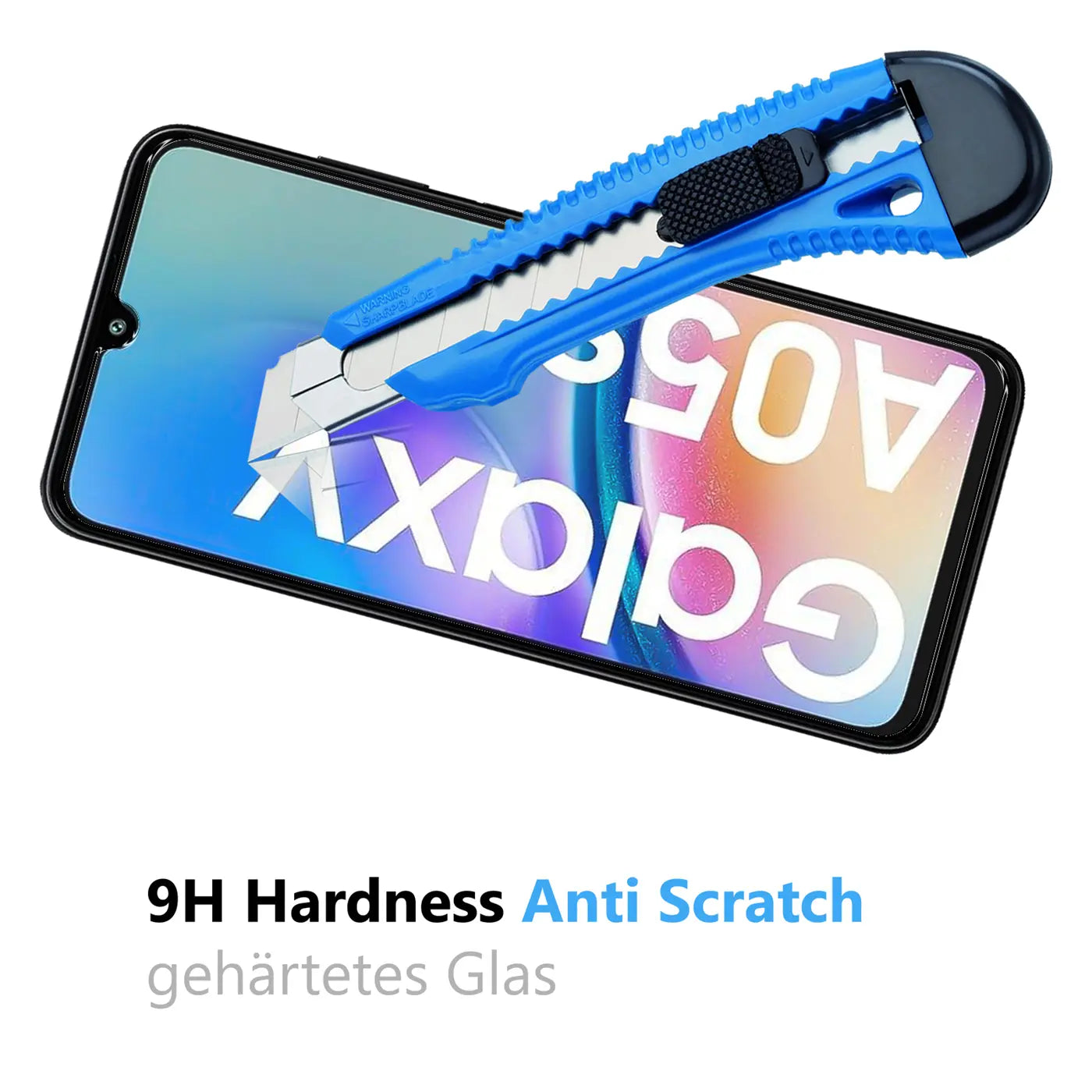 Blau-schwarzes Cuttermesser auf dem Display eines Samsung Galaxy A05s. Das Display zeigt "Galaxy A05s".