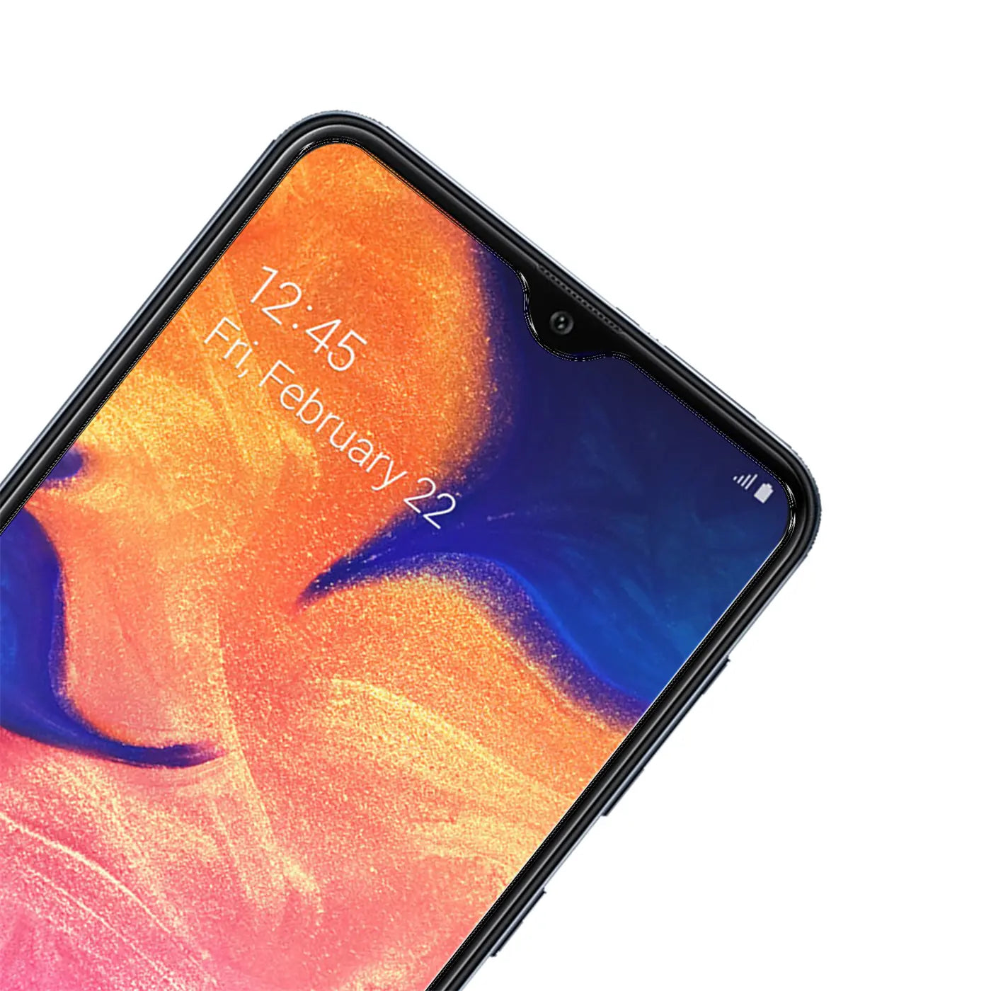 Nahaufnahme des oberen Bereichs eines schwarzen Samsung Galaxy A10 mit Displayschutz aus Glas, schräg von oben.