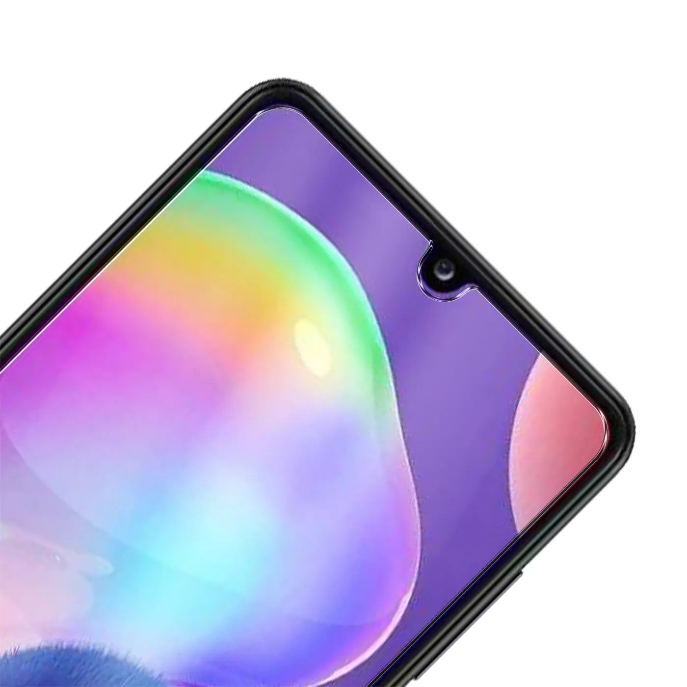 Nahaufnahme eines Samsung Galaxy A13 5G/A04s Displays mit Panzerglas, Frontkamera-Aussparung, schräg von oben.