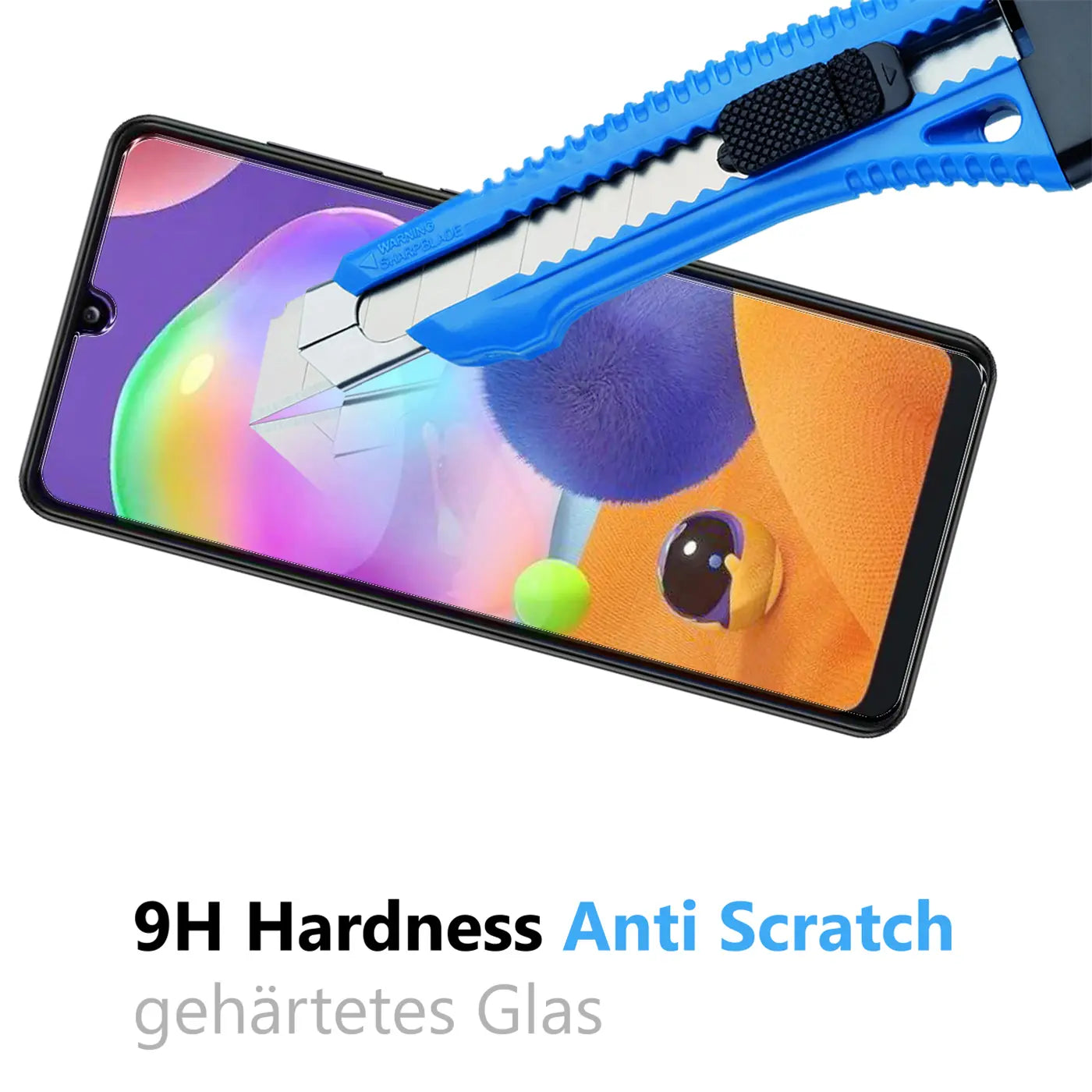 Schwarzes Samsung Galaxy A13 5G / A04s mit Panzerglas, von oben rechts schneidet ein blaues Cuttermesser auf das Display.