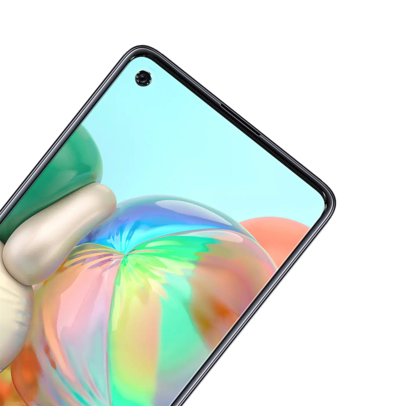 Nahaufnahme eines Samsung Galaxy A21s mit Panzerglas-Displayschutz, schräg von oben, auf weißem Hintergrund.