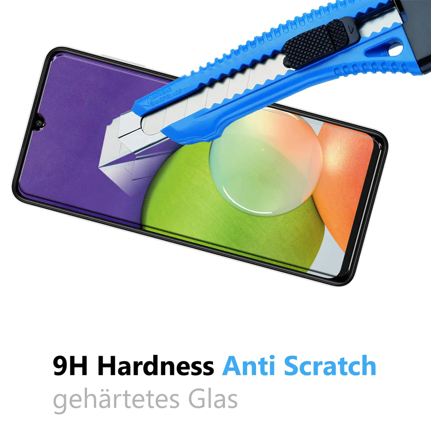Blaues Cuttermesser auf einem schwarzen Samsung Galaxy A22 4G mit Panzerglas-Displayschutz, schräg von oben.