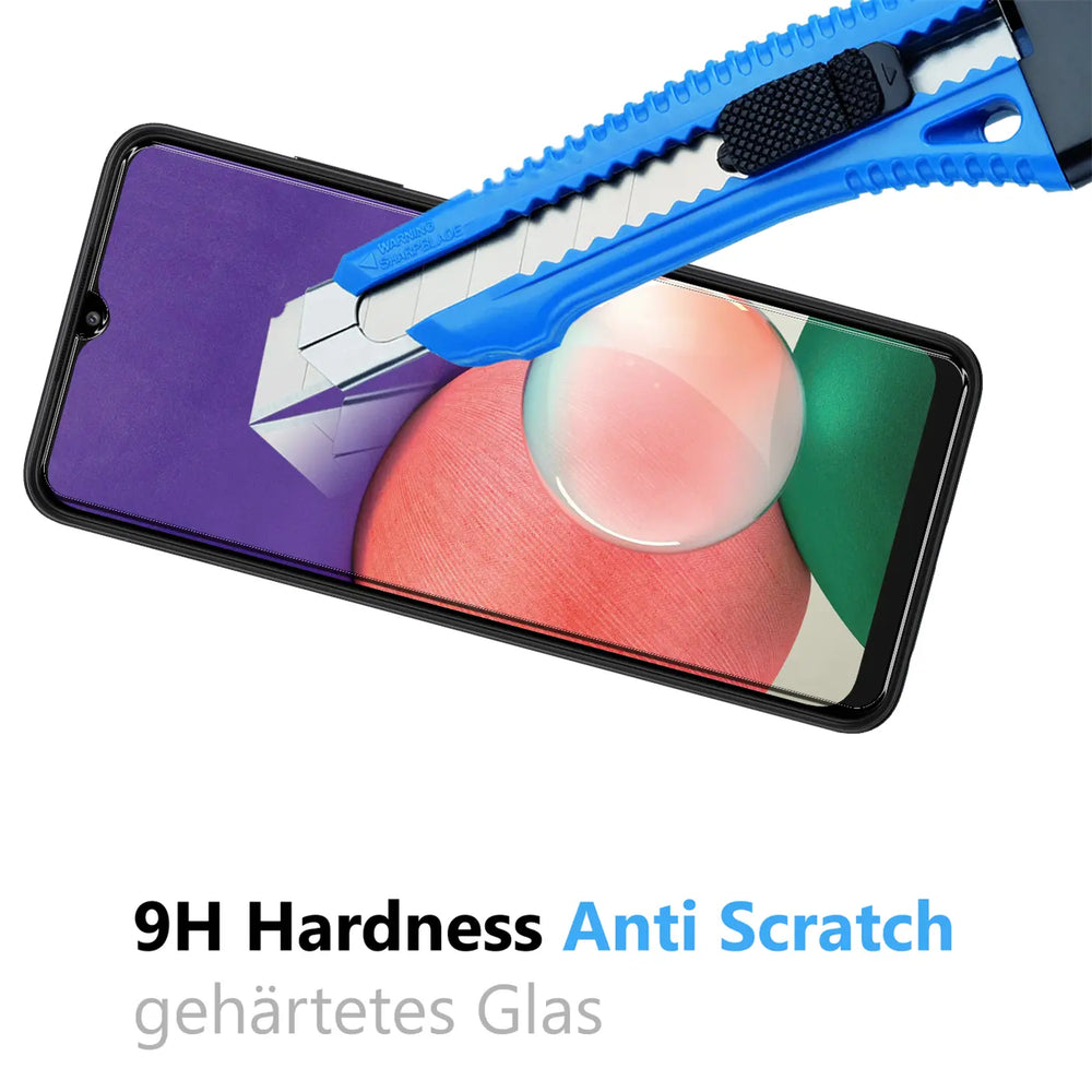 Blaues Cuttermesser kratzt auf dem Display eines schwarzen Samsung Galaxy A22 5G, das gehärtetes Glas zeigt.