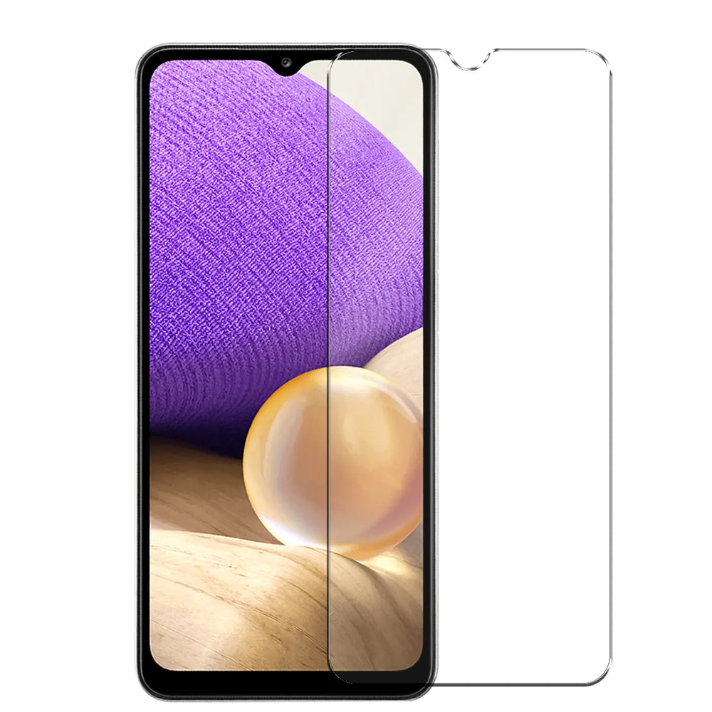 Samsung Galaxy A33 5G mit halb aufgelegtem, transparentem Panzerglas Displayschutz von vorne.