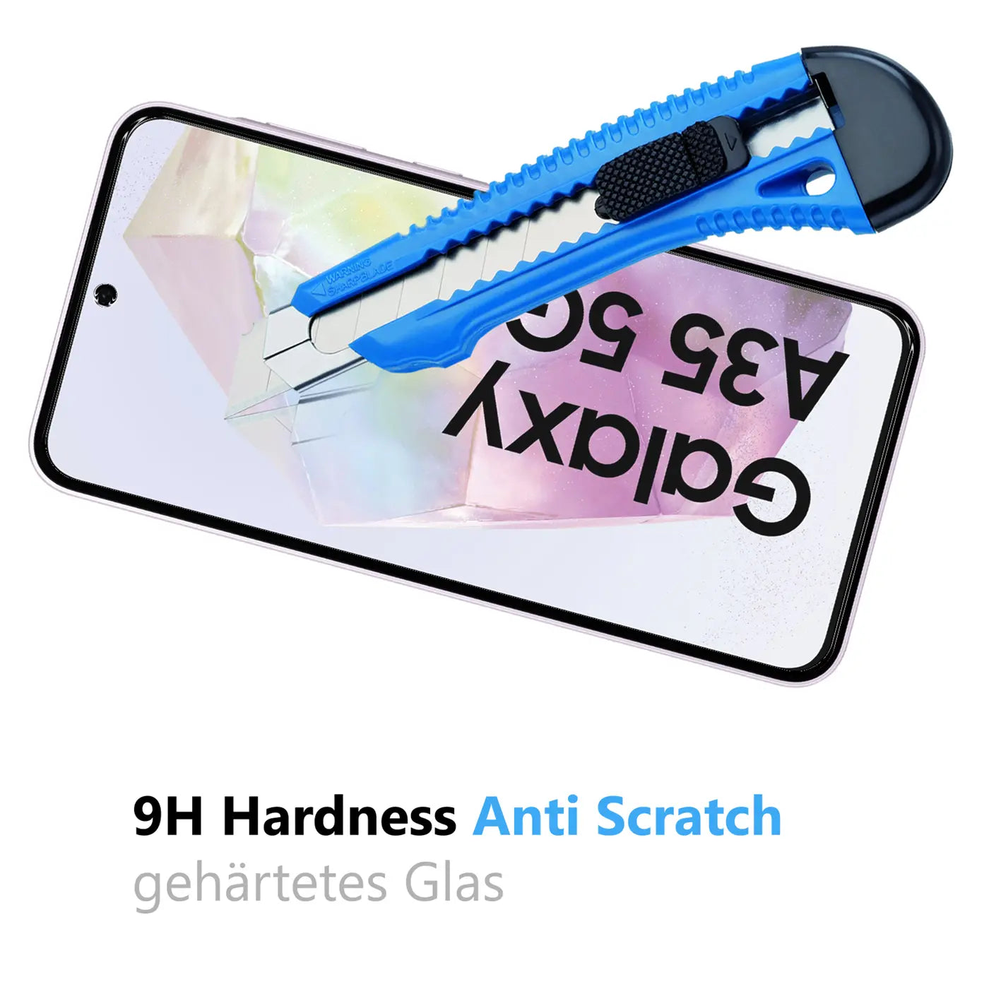 Blaues Cuttermesser auf Panzerglas-Displayschutz für Samsung Galaxy A35 5G, der auf einem Smartphone-Display liegt.