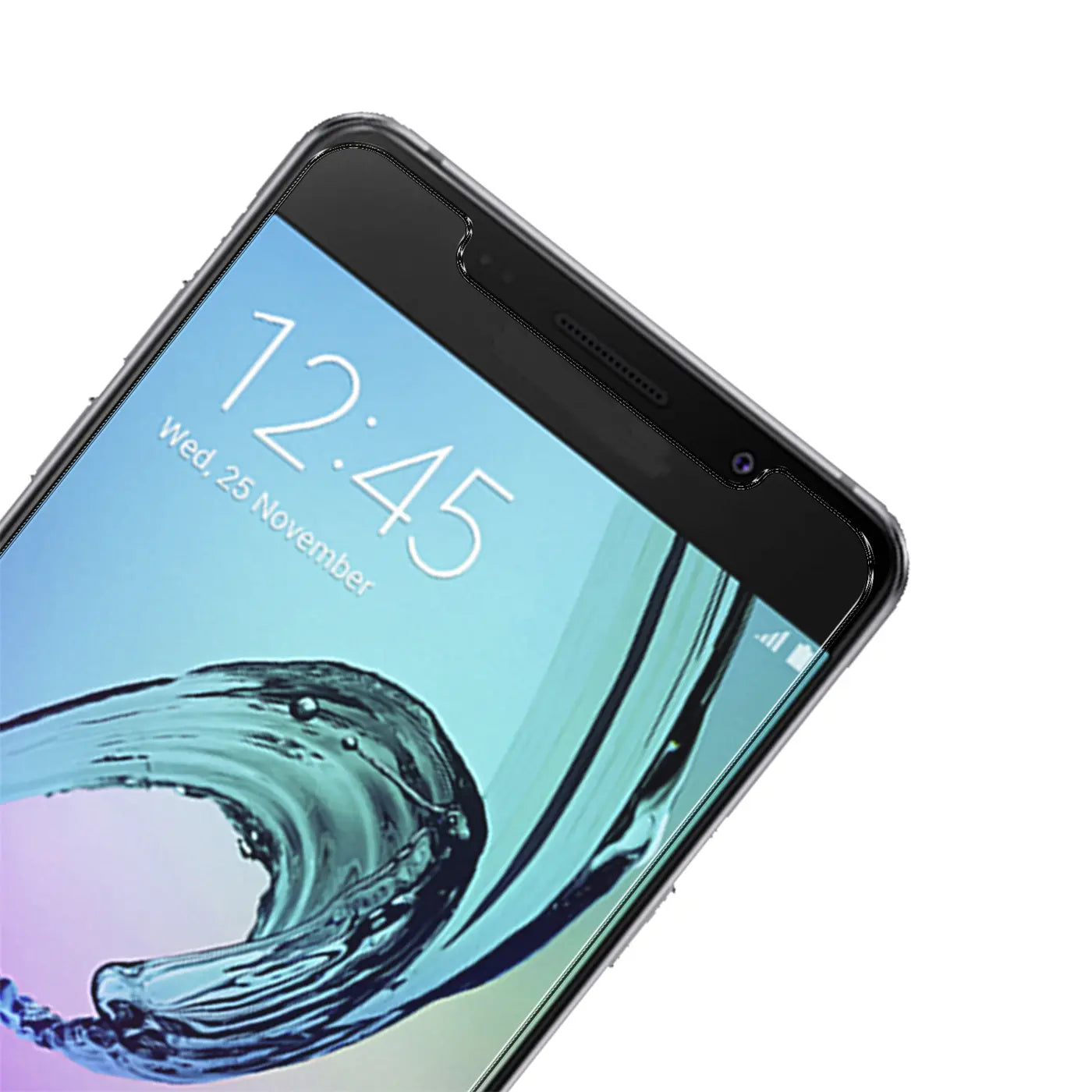 Nahaufnahme eines Samsung Galaxy A3 2016 Smartphones, schräg von oben. Das Display zeigt Uhrzeit und Datum.