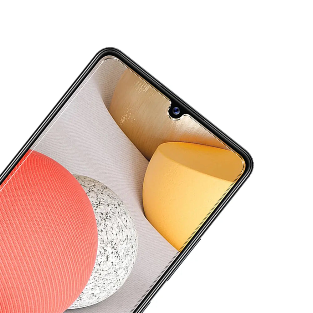 Nahaufnahme des oberen Teils eines schwarzen Samsung Galaxy A42 5G mit Displayschutz aus Glas, schräg von oben.