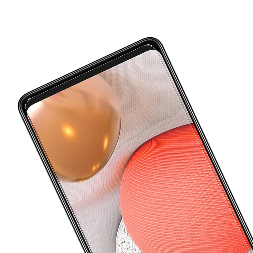 Schwarzes Samsung Galaxy A42 5G mit transparentem Panzerglas-Displayschutz, schräg von oben rechts.
