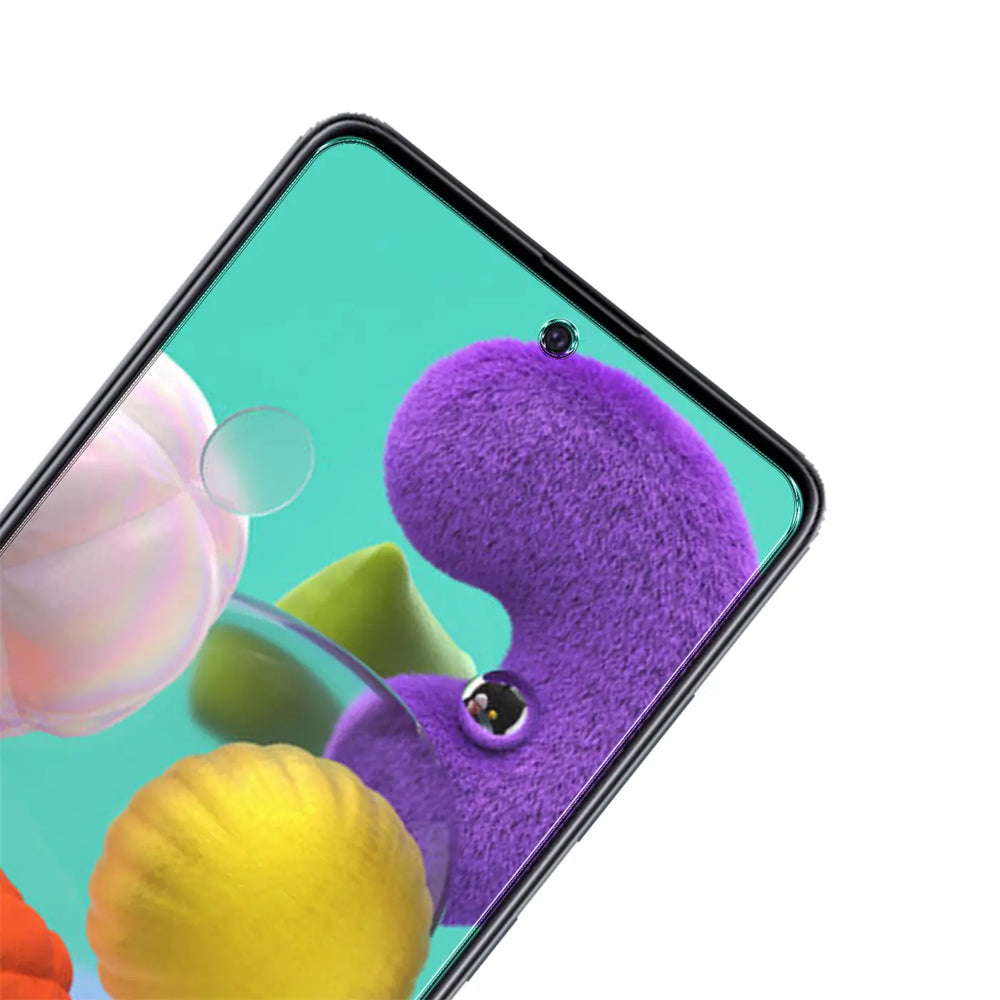 Nahaufnahme eines Samsung Galaxy A51 mit schwarzem Rahmen und Panzerglas-Displayschutz, schräg von oben.