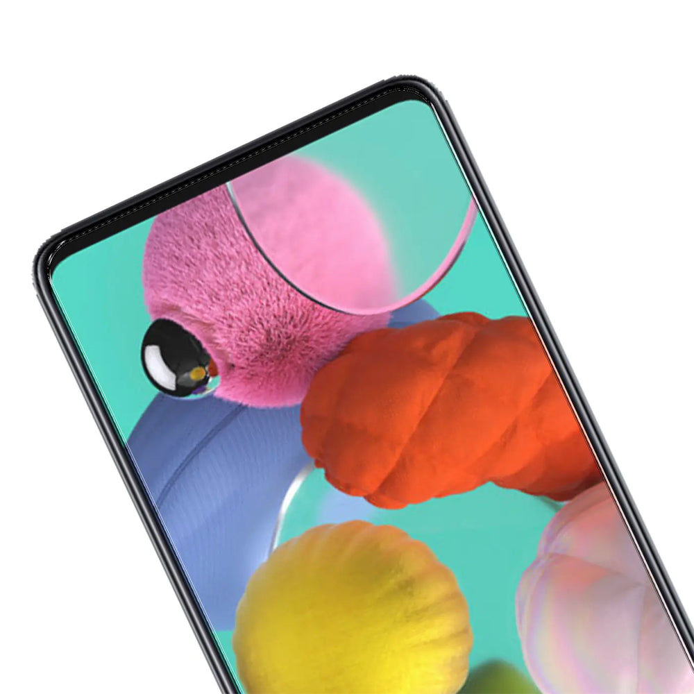 Nahaufnahme eines Samsung Galaxy A51 mit Panzerglas-Displayschutz, schräg von oben. Das Display zeigt ein buntes Bild.