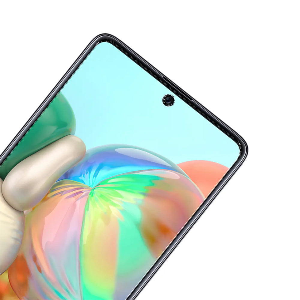 Schwarzes Samsung Galaxy A52 mit transparentem Panzerglas-Displayschutz aus Glas, schräg von oben rechts.