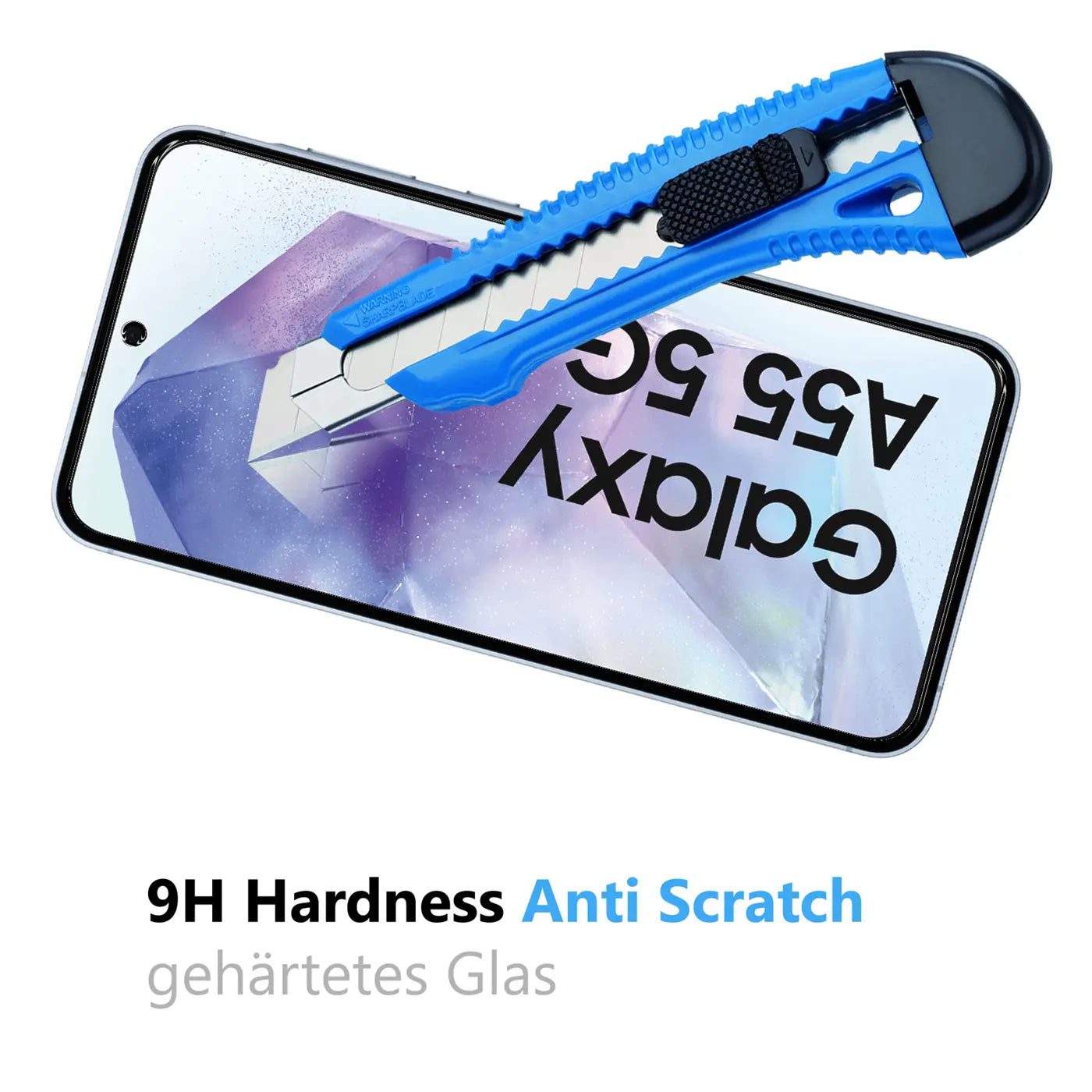 Blaues Cuttermesser auf dem Display eines Samsung Galaxy A55 5G, das Panzerglas simuliert. Draufsicht.