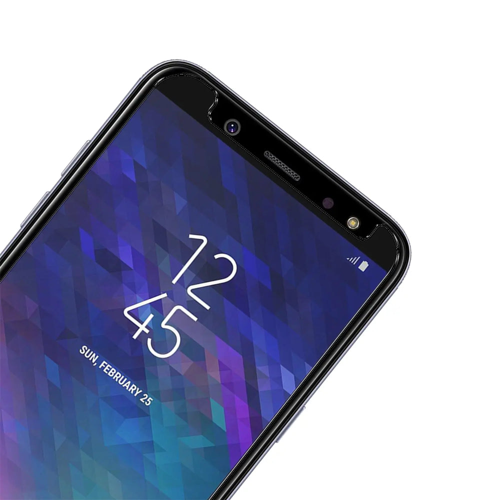 Nahaufnahme eines Samsung Galaxy A6 Smartphones mit schwarzem Rahmen und Displayschutz aus Panzerglas, schräg von oben.