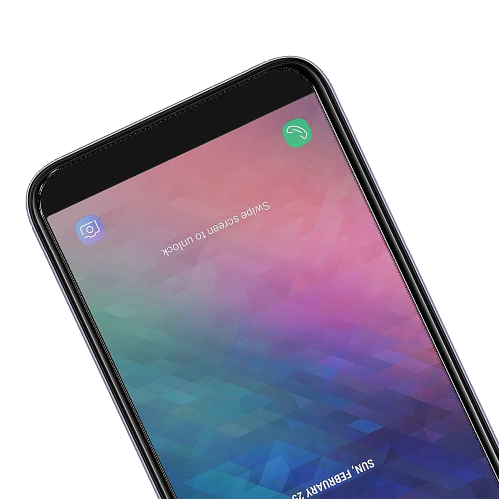 Nahaufnahme eines schwarzen Samsung Galaxy A6 mit Panzerglas-Displayschutz, schräg von oben. Bildschirm zeigt.