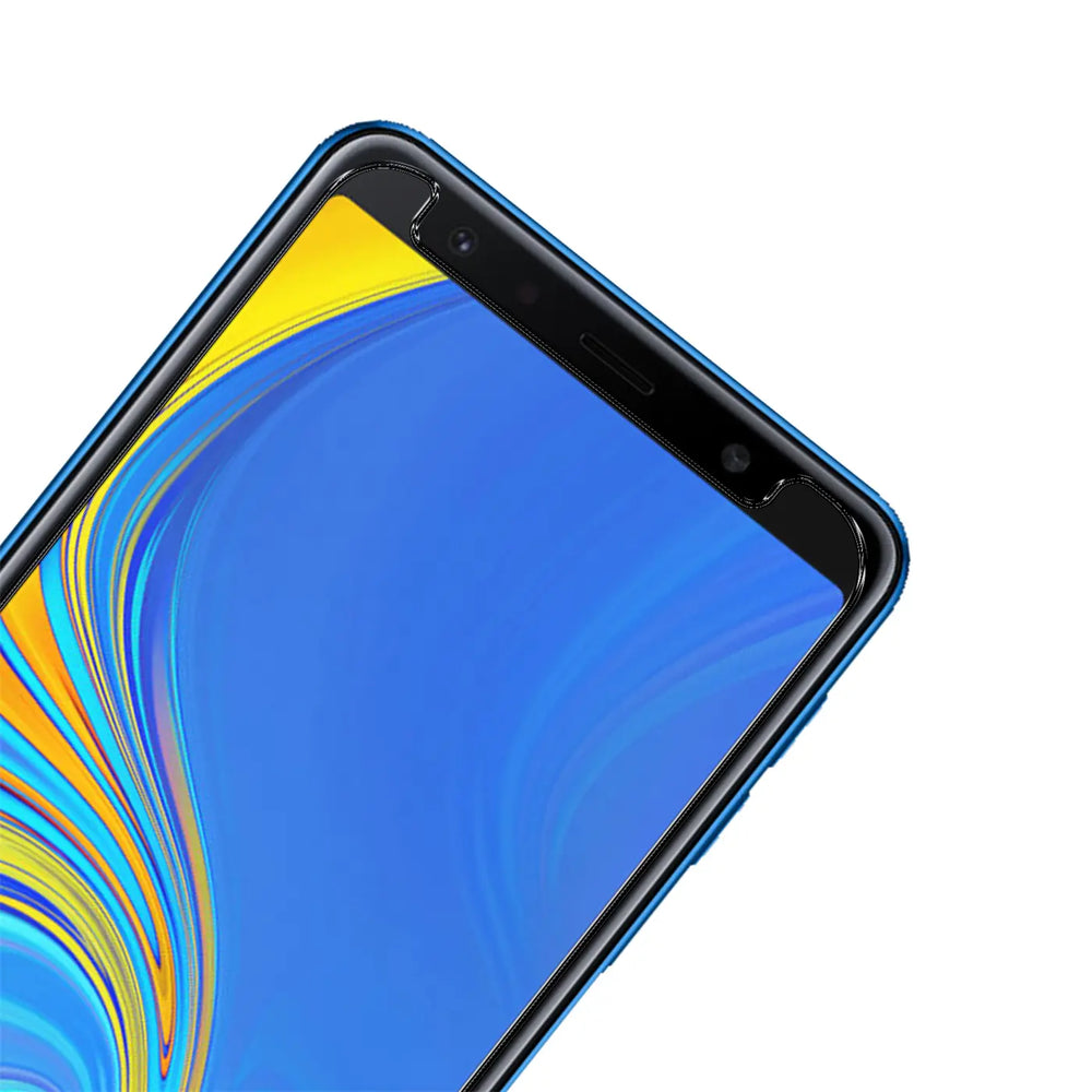 Oberer Bereich eines blauen Samsung Galaxy A7 2018 mit Panzerglas-Displayschutz, schräg von oben.