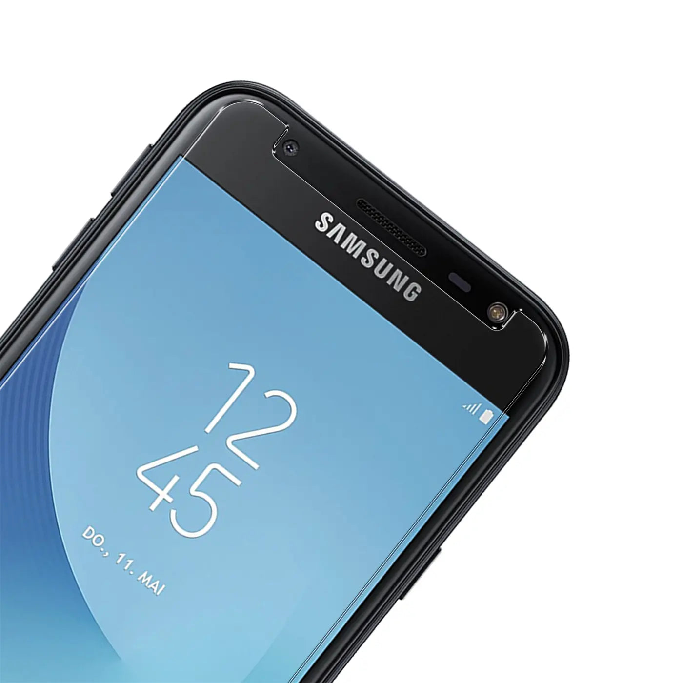 Nahaufnahme: Schwarzes Samsung Galaxy J3 2017 mit Panzerglas-Displayschutz, schräg von oben rechts.